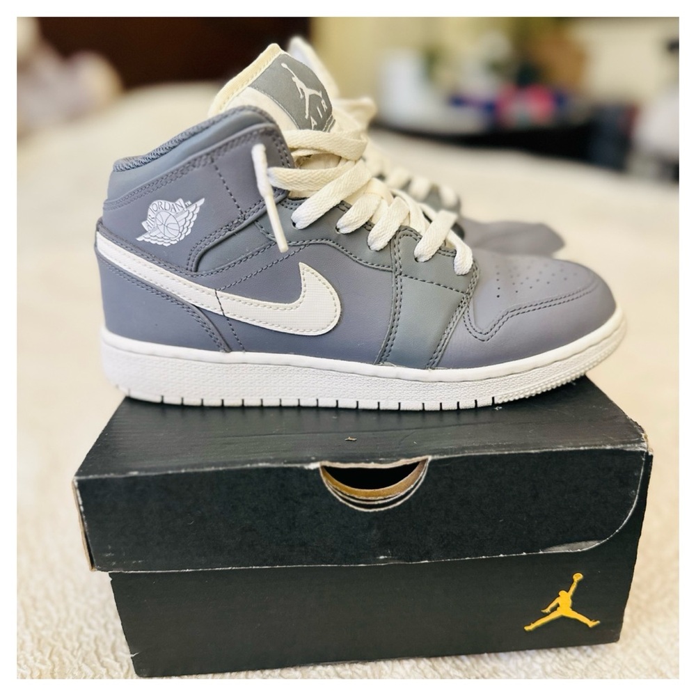 Retro Nike Air Jordan Sneakers 1 Mid BG Cool Grey 2017 Size 4.5 Youth / 6 Women - Picture 5 of 13